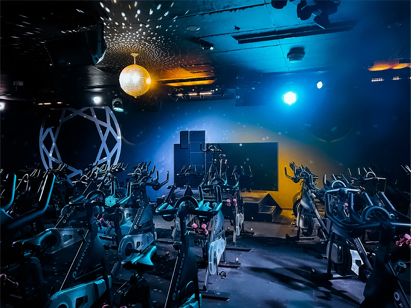 FEELCYCLE 福岡天神 スタジオ写真