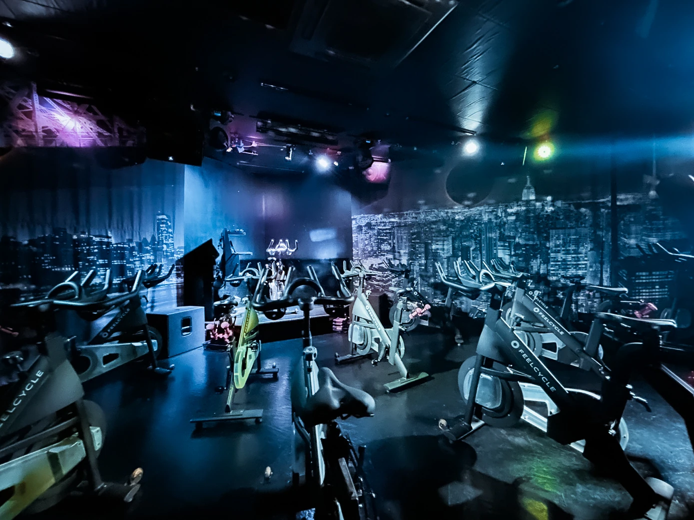 FEELCYCLE 岐阜 スタジオ写真