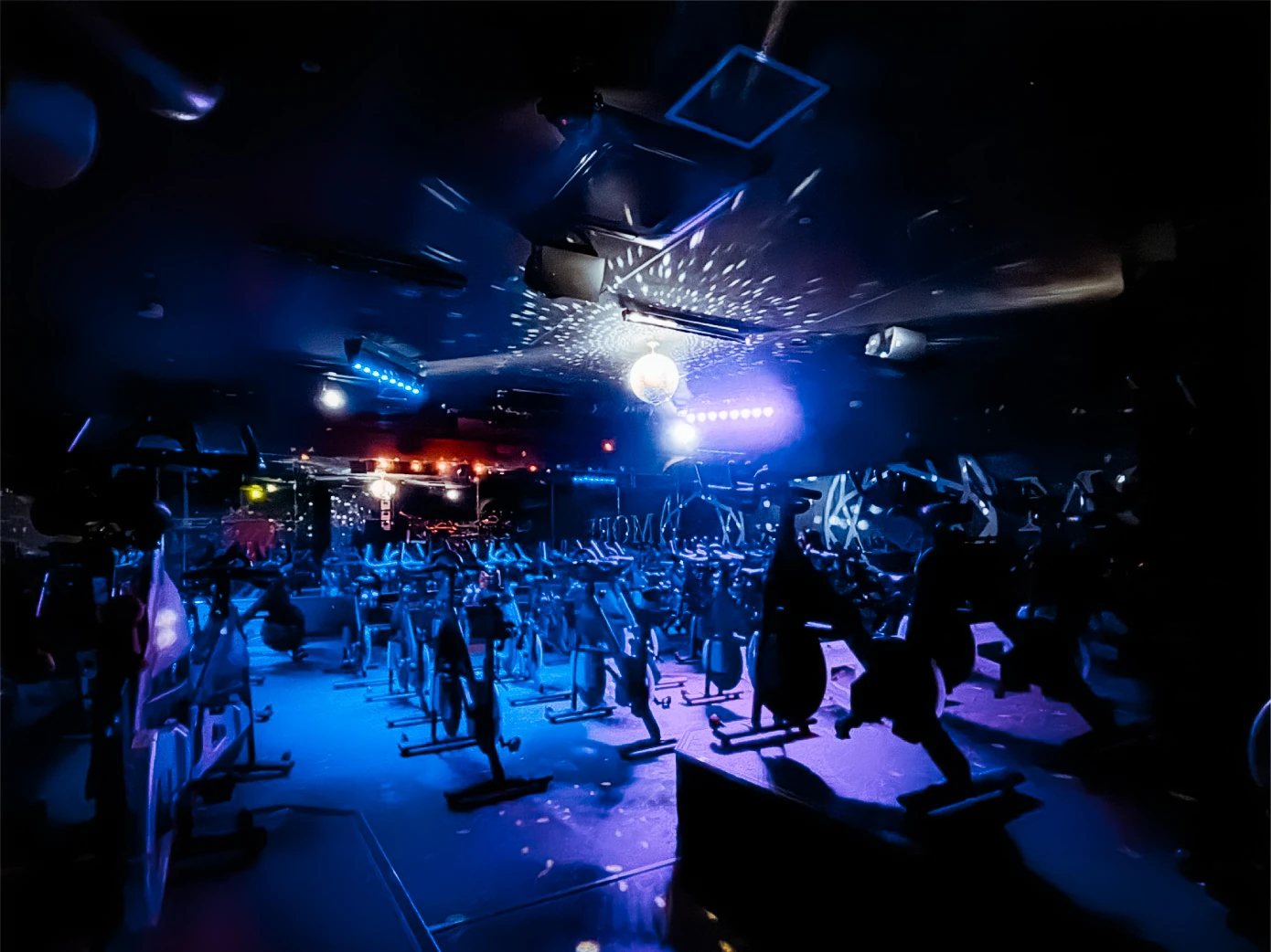 FEELCYCLE 池袋 スタジオ写真