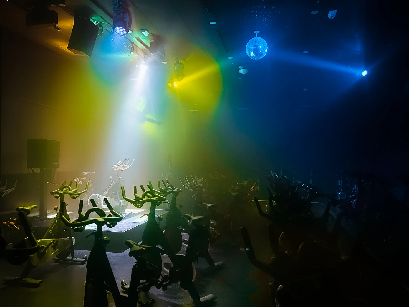 FEELCYCLE 海浜幕張 スタジオ写真