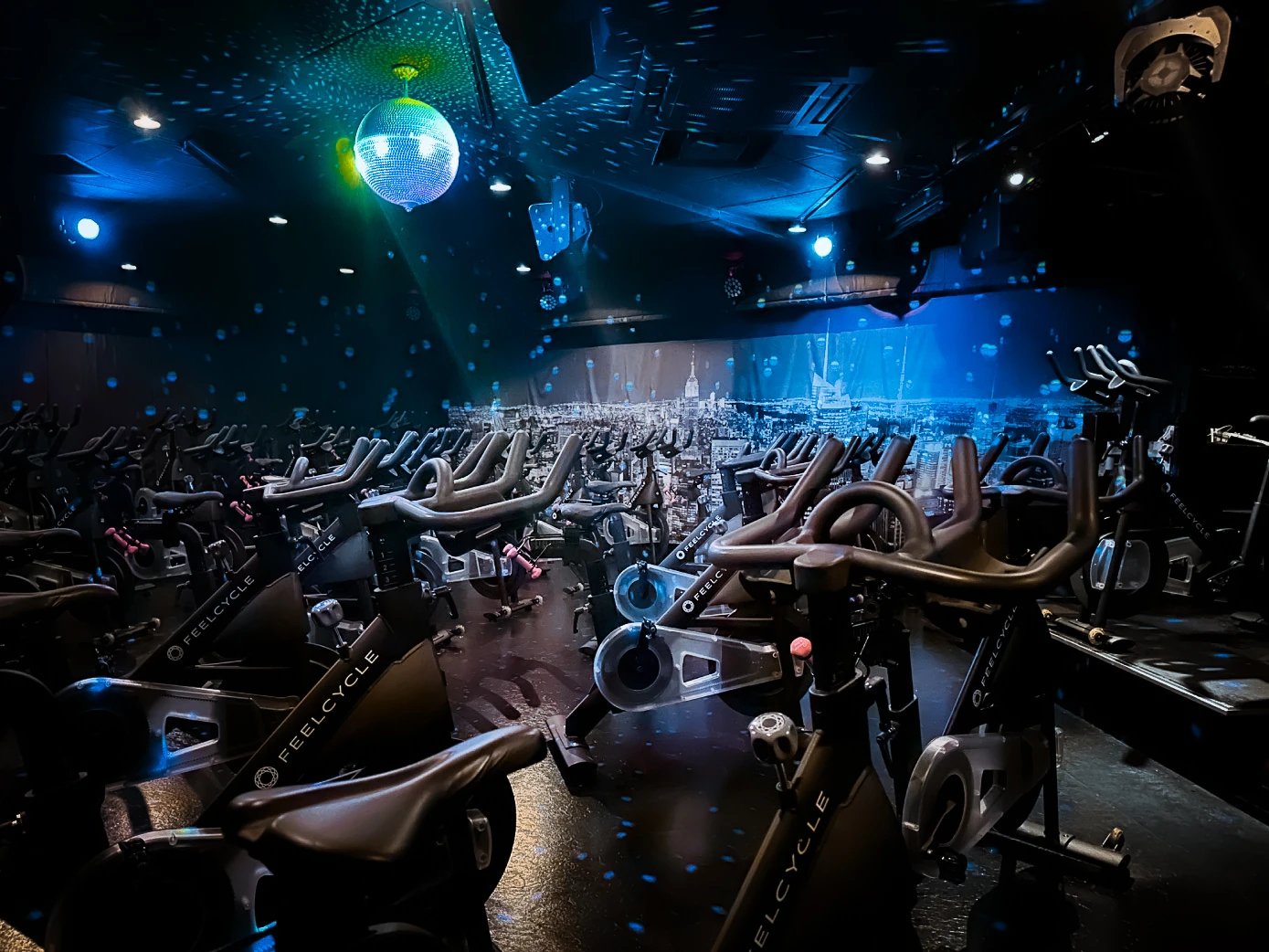 FEELCYCLE 中目黒 スタジオ写真