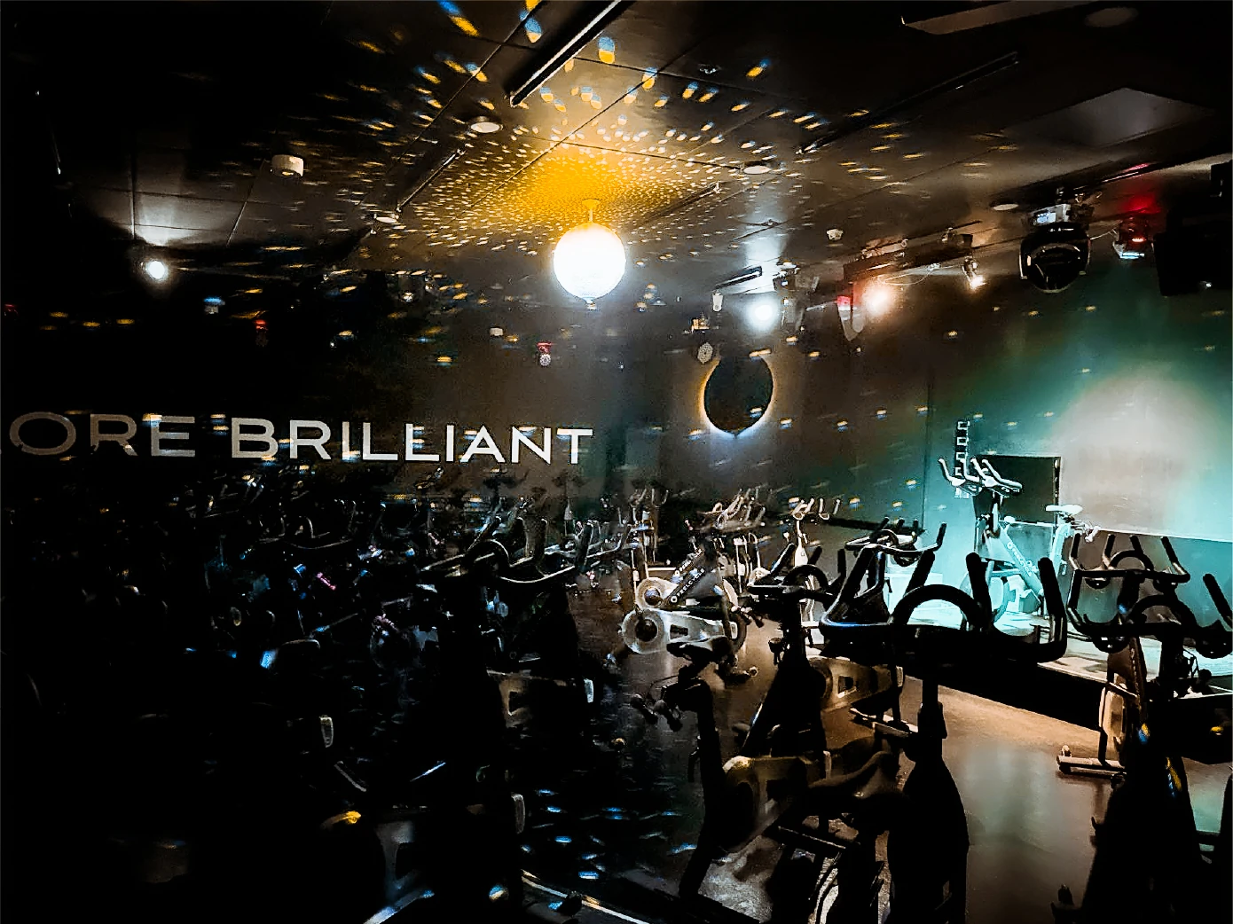 FEELCYCLE 大阪京橋 スタジオ写真