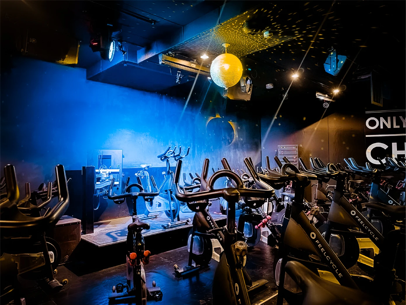 FEELCYCLE 新宿 スタジオ写真