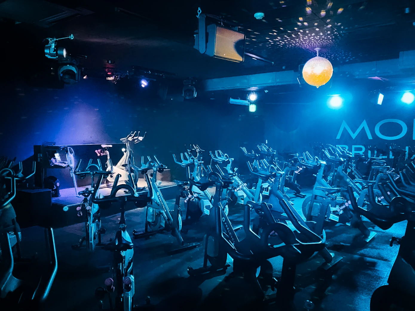 FEELCYCLE 栄 スタジオ写真