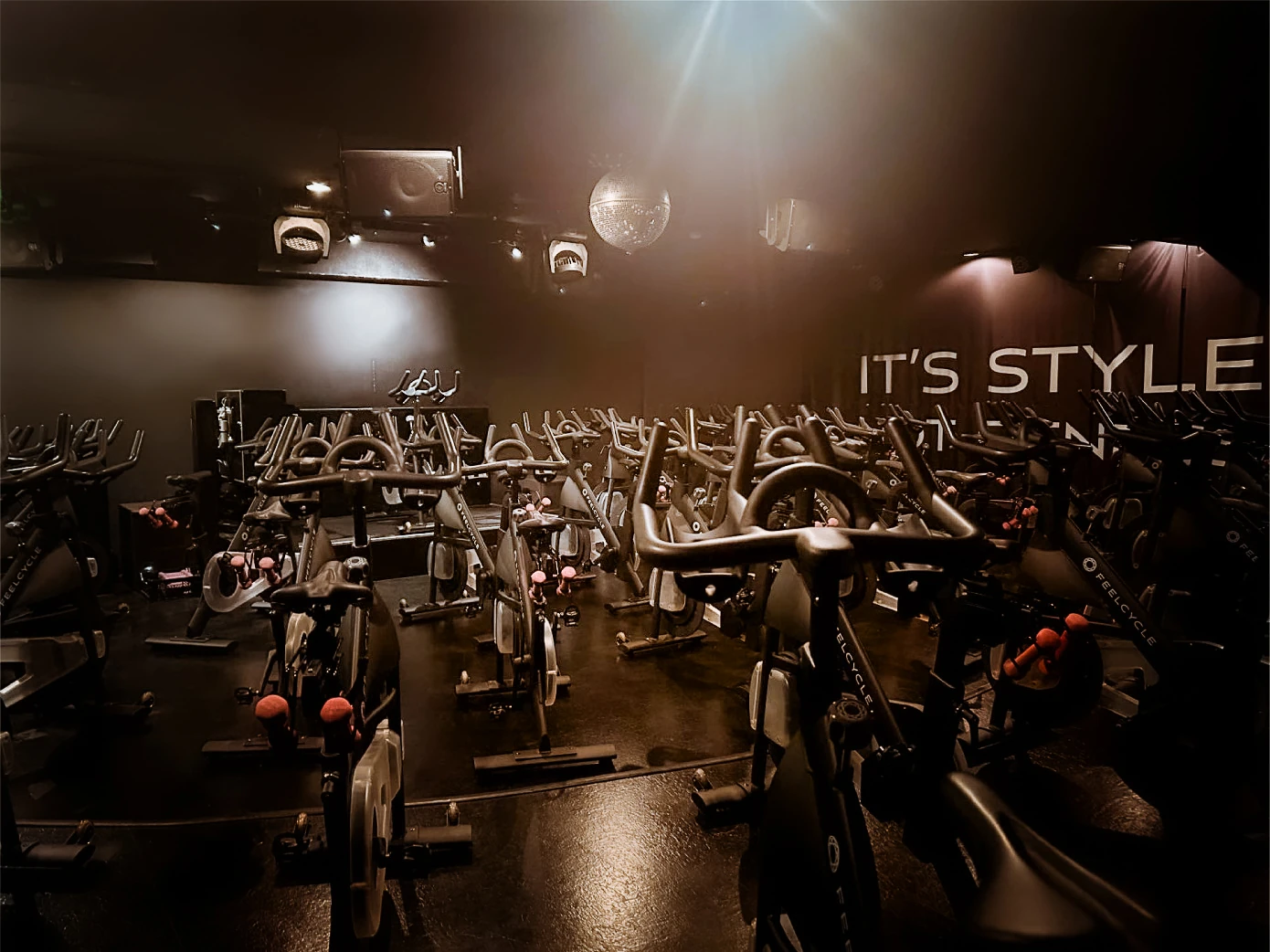 FEELCYCLE 三ノ宮 スタジオ写真