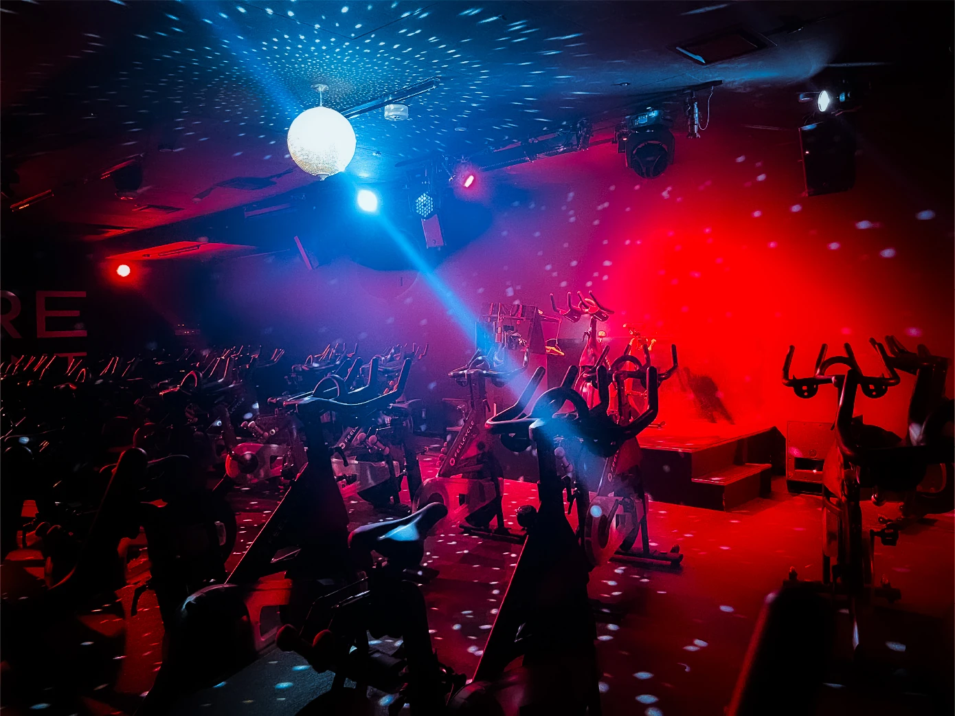 FEELCYCLE 心斎橋 スタジオ写真