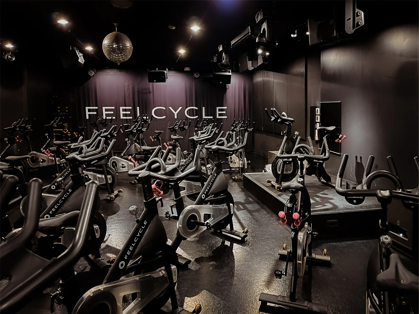 FEELCYCLE 高松 スタジオ写真