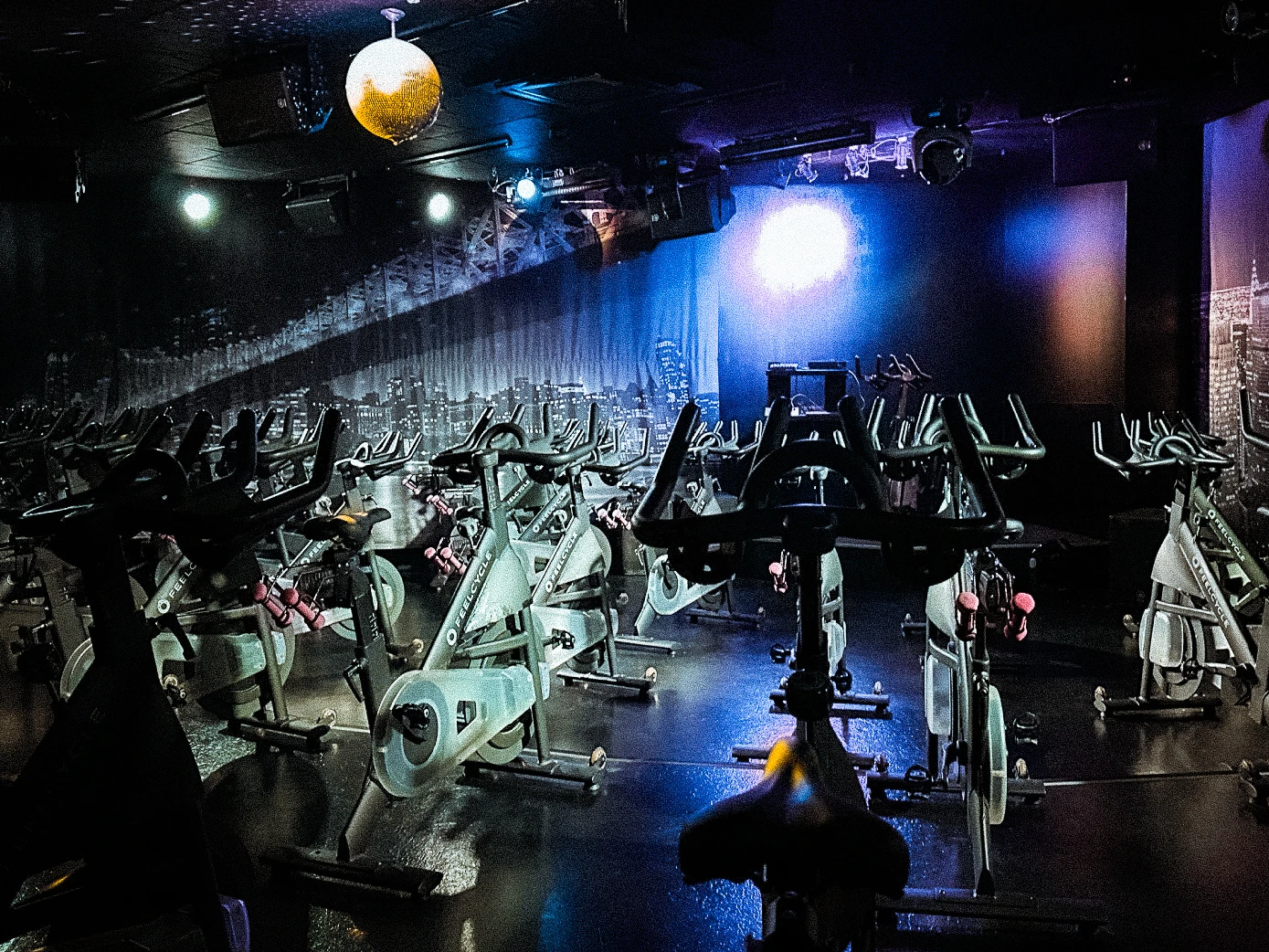 FEELCYCLE 横須賀中央 スタジオ写真